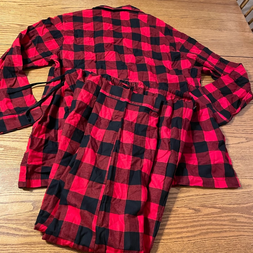 Christmas pjs
Buffalo Plaid 2 pc sleep wear - Picture 2 of 15